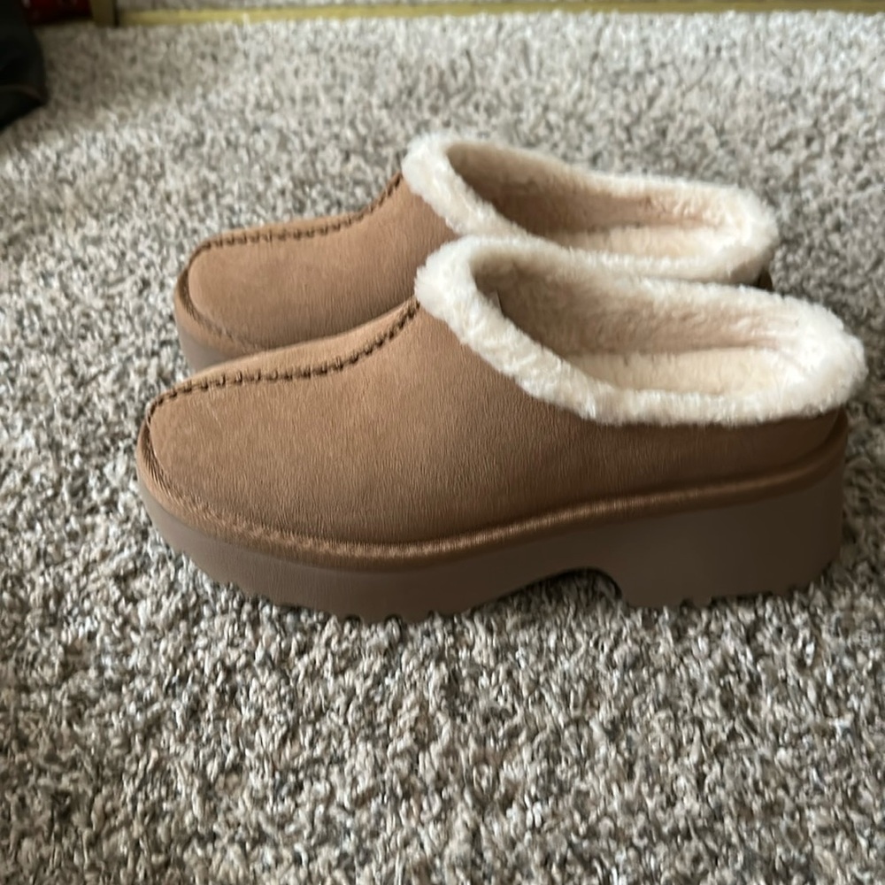 UGG New Heights Cozy Clogs, Chestnut, New With Box